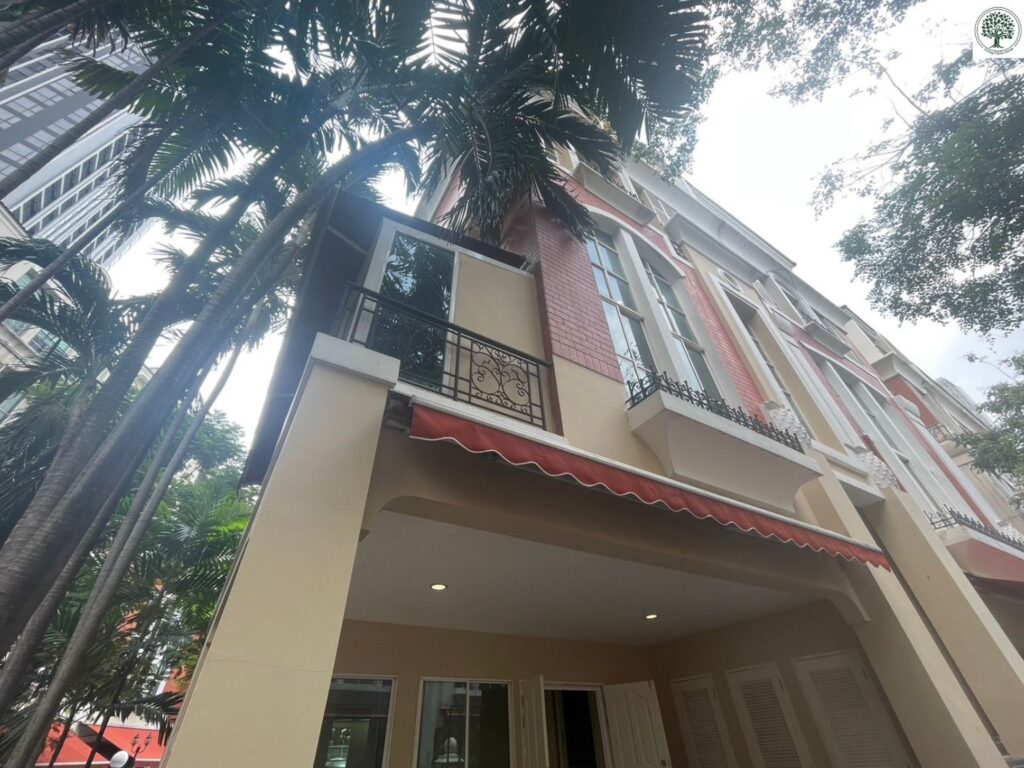 For sale ! 4 Bedrooms 5 Bathrooms corner 4 stories townhouse for sale in ThongLo, Baan klang Krung